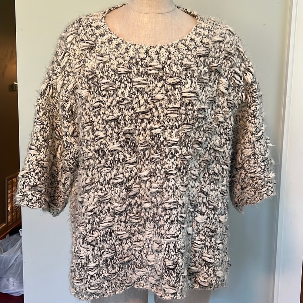 Umgee Oversized Womens SMALL short sleeve sweater. Soft chunky fuzzy gray white